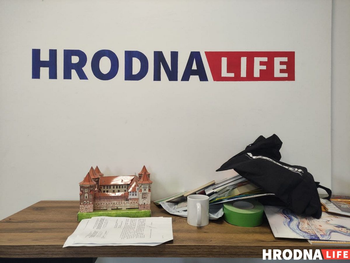 Агляд у рэдакцыі Hrodna.life скончыўся. Канфіскавалі тэхніку, кнігі і гульні