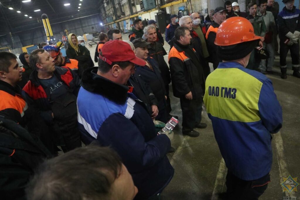 Сотрудники Гродненского механического завода потеряют в зарплате из-за простоя и “четырехдневки” - нет заказов Коллектив Гродненского механического завода. Фото: grodno.mchs.gov.by