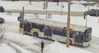 «Я чуть не поседела, глядя в окно». Смотрите, что происходило на дороге в центре города