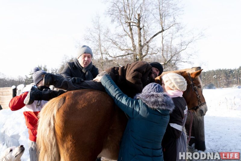 Усадить Артура верхом не получилось. Но он очень радовался, что смог еще раз погладить лошадь. Фото: Елена Миронова