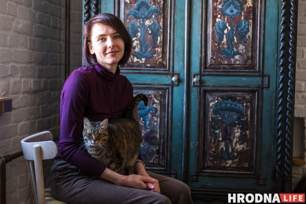 «Сталинка» и кошки на чемоданах. Декоратор из Гродно - о высоких потолках и рассветах тихого центра