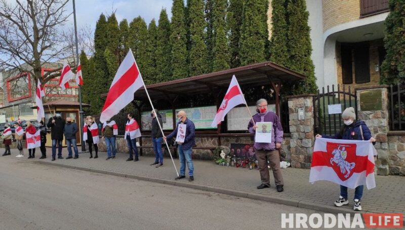 Пикет беларусов возле Генконсульства Беларуси в Белостоке. Фото: Руслан Кулевич