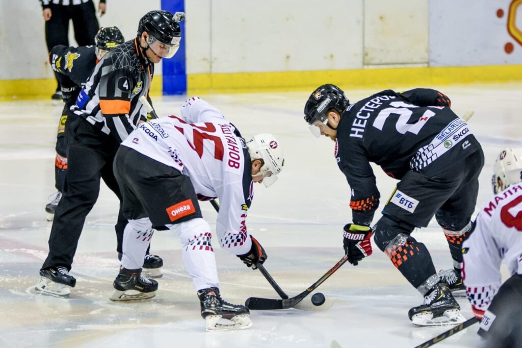 Хоккеисты вылетели, а футболисты только стартовали. Как дела у гродненских команд? "Неман" - "Гомель". Фото: hcneman.by