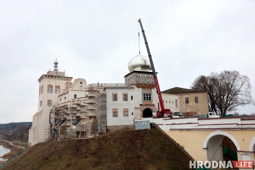 “Не магу назіраць моўчкі”. Гродзенскі гісторык звярнуўся з адкрытым лістом да Караніка, каб спыніць перабудову Старога замка Першая чарга рэканструкцыі. Справа - палац Баторыя, які пакуль захаваўся ў папярэднім выглядзе. Фота: Руслан Кулевіч