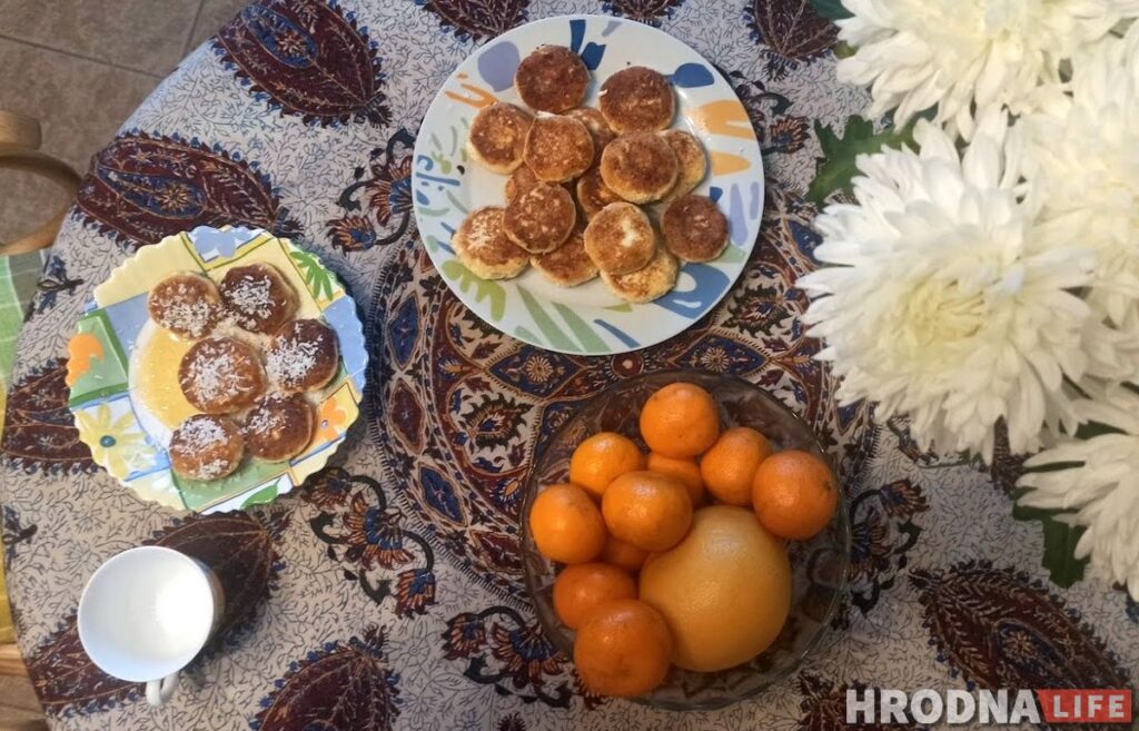 Готовь быстро, ешь медленно. Воскресный завтрак с кокосовыми сырниками и детективом