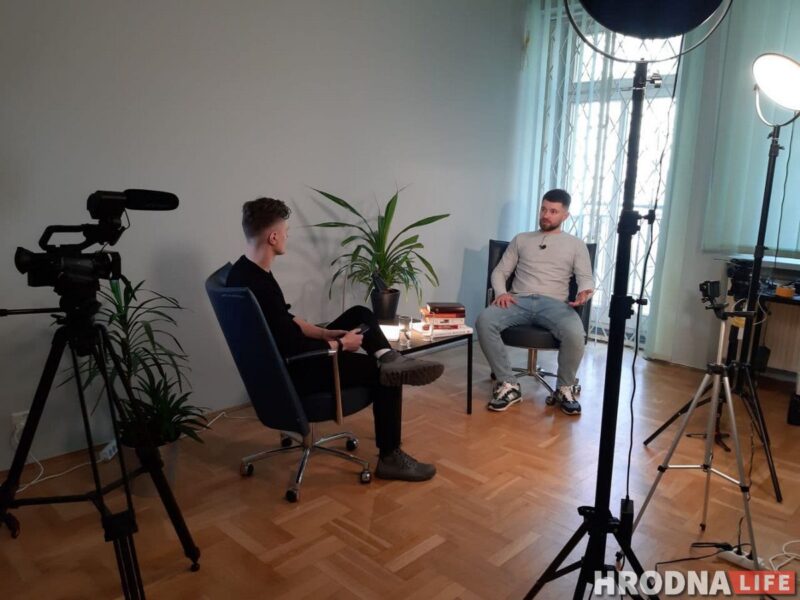 «Моя новая миссия – записывать истории беларусов, которые уехали». Руслан Кулевич запускает свой видеопроект Руслан Кулевич берет интервью у Юрия Ровового, сопредседателя стачкома "Гродно Азот"