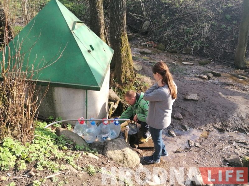 За водой на родник в Солах приезджают сотни людей со всего города. Фото: Ольга Брейдо