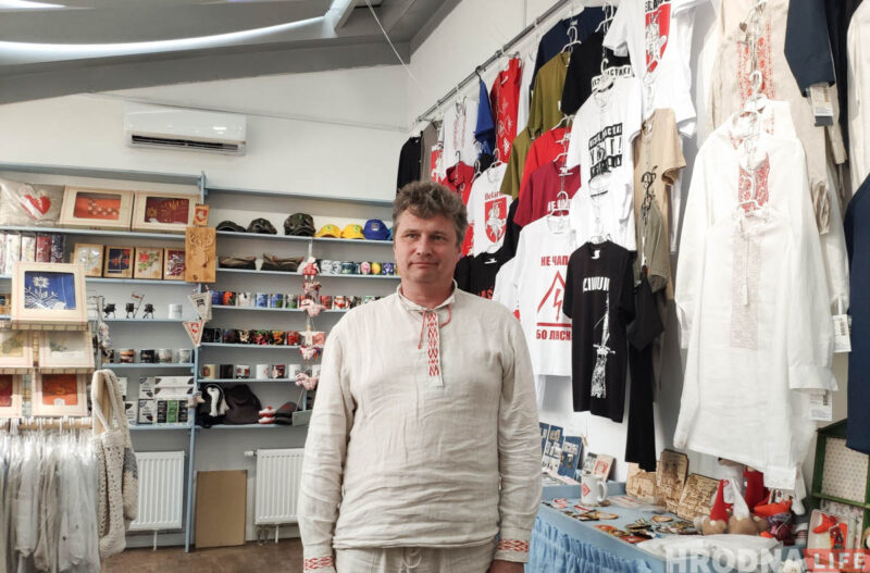 Магазин “Адметнасць” в Гродно заставляют давать пояснения из-за продажи бело-красно-белых флагов. Причина - жалоба жителя деревни под Верхнедвинском