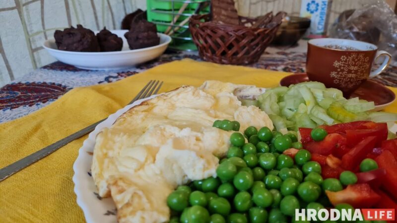 Готовь быстро, ешь медленно. Омлет, салат и брауни для воскресного завтрака На приготовление омлета, салата и десерта понадобится около 30-40 минут