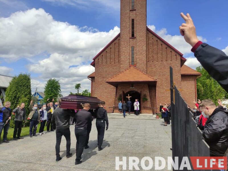 Накрыли "родным сцягам". Как в Берёзовке попрощались с Витольдом Ашурком