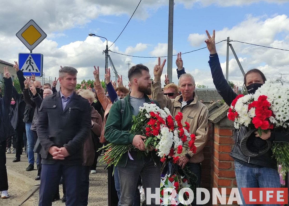 Накрыли "родным сцягам". Как в Берёзовке попрощались с Витольдом Ашурком