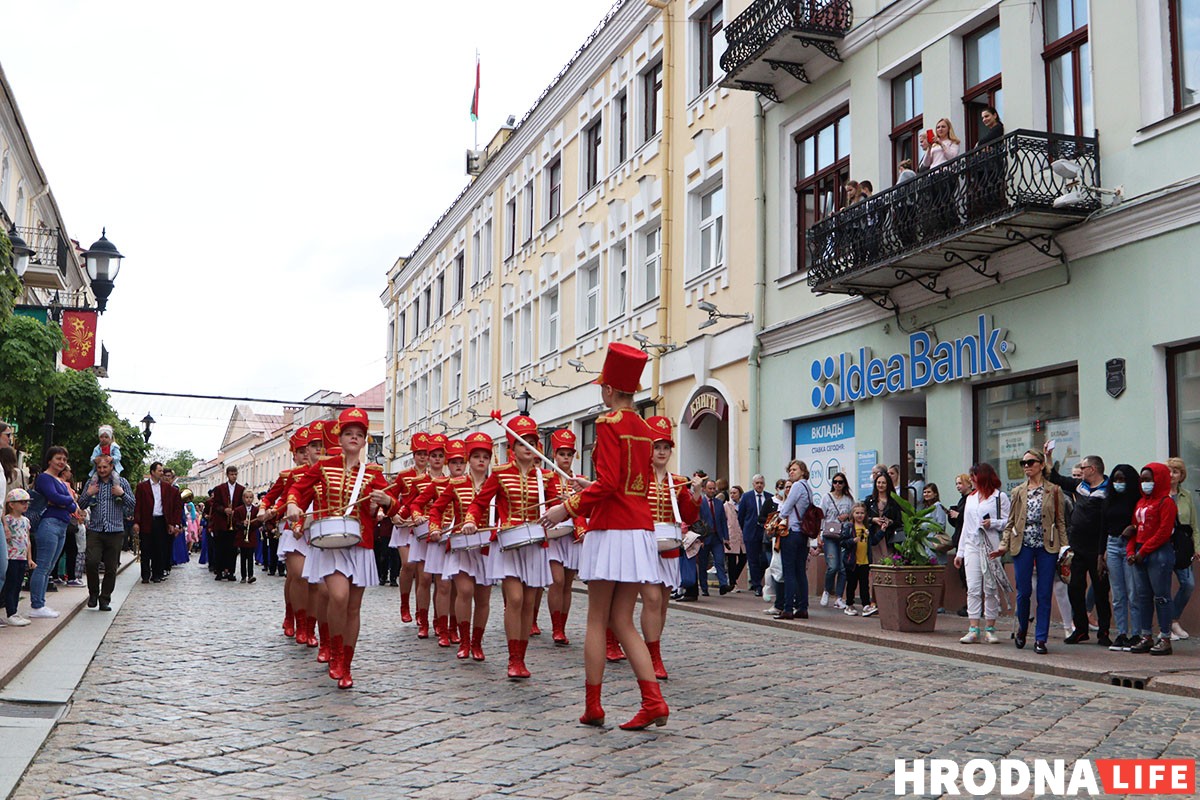 На Дні сям'і ў Гродне дзецям далі патрымаць дубінкі і зброю