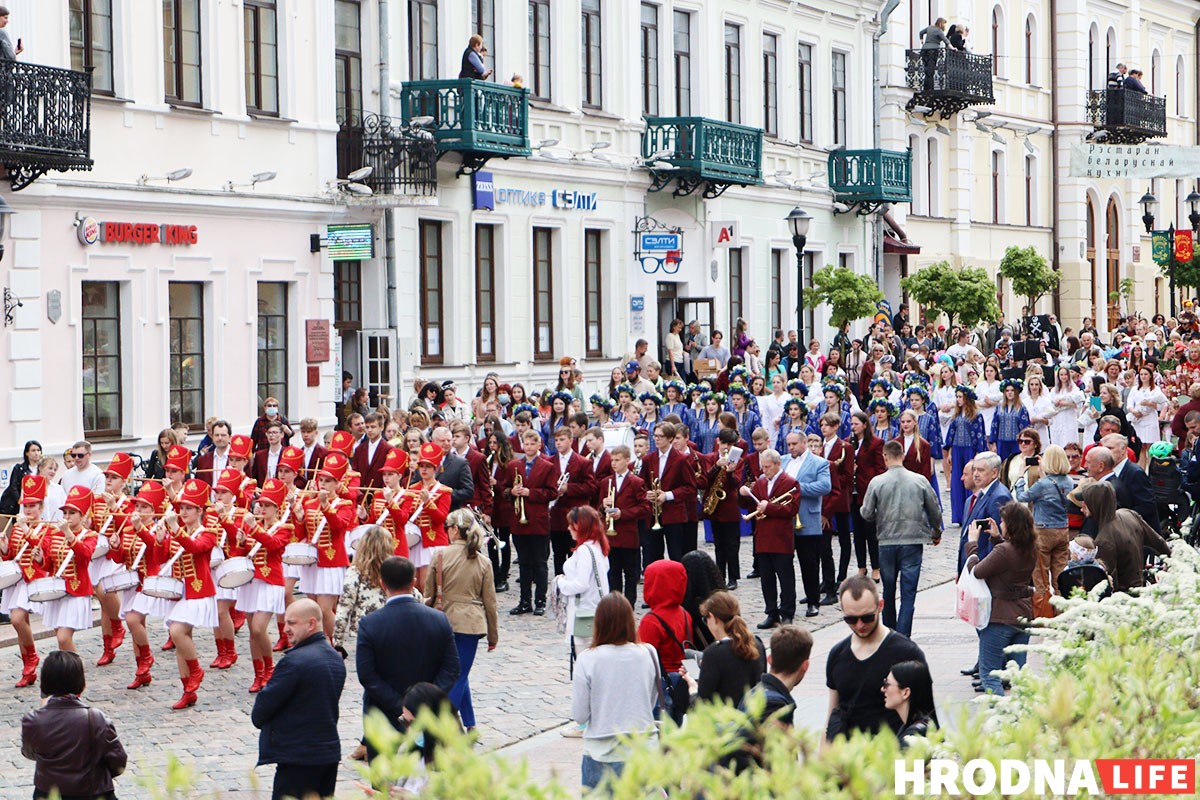 На Дні сям'і ў Гродне дзецям далі патрымаць дубінкі і зброю