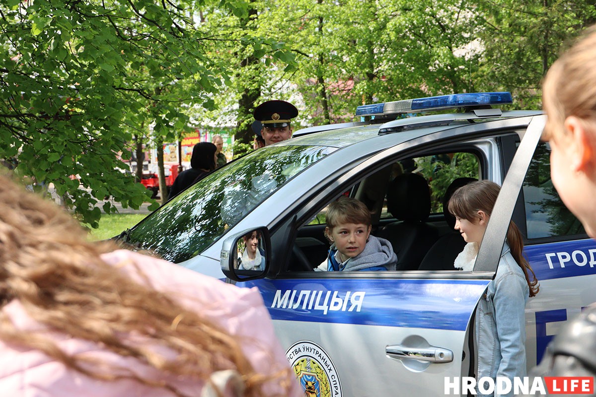 На Дні сям'і ў Гродне дзецям далі патрымаць дубінкі і зброю