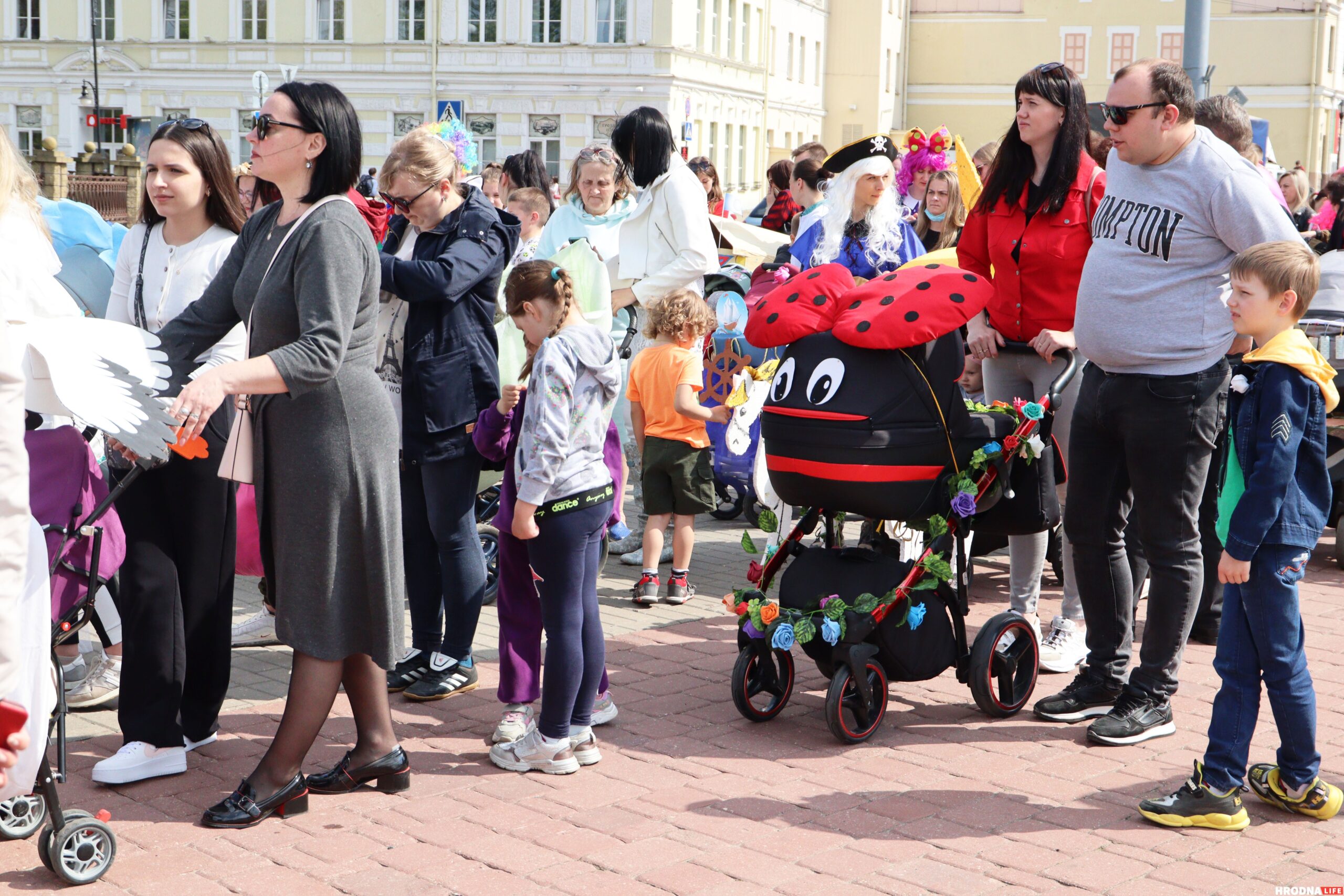 На Дні сям'і ў Гродне дзецям далі патрымаць дубінкі і зброю