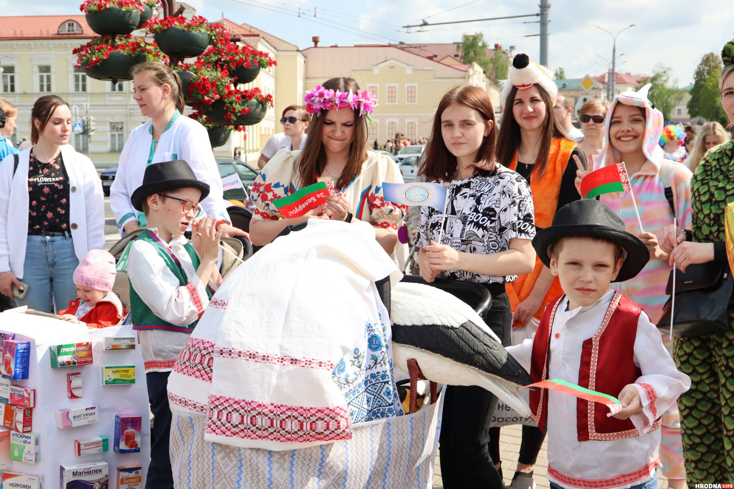 На Дні сям'і ў Гродне дзецям далі патрымаць дубінкі і зброю