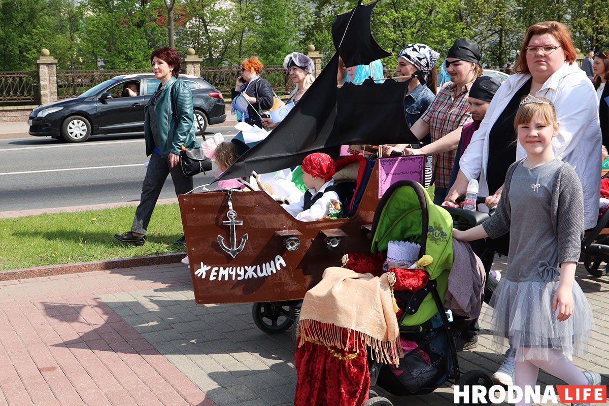 На Дні сям'і ў Гродне дзецям далі патрымаць дубінкі і зброю