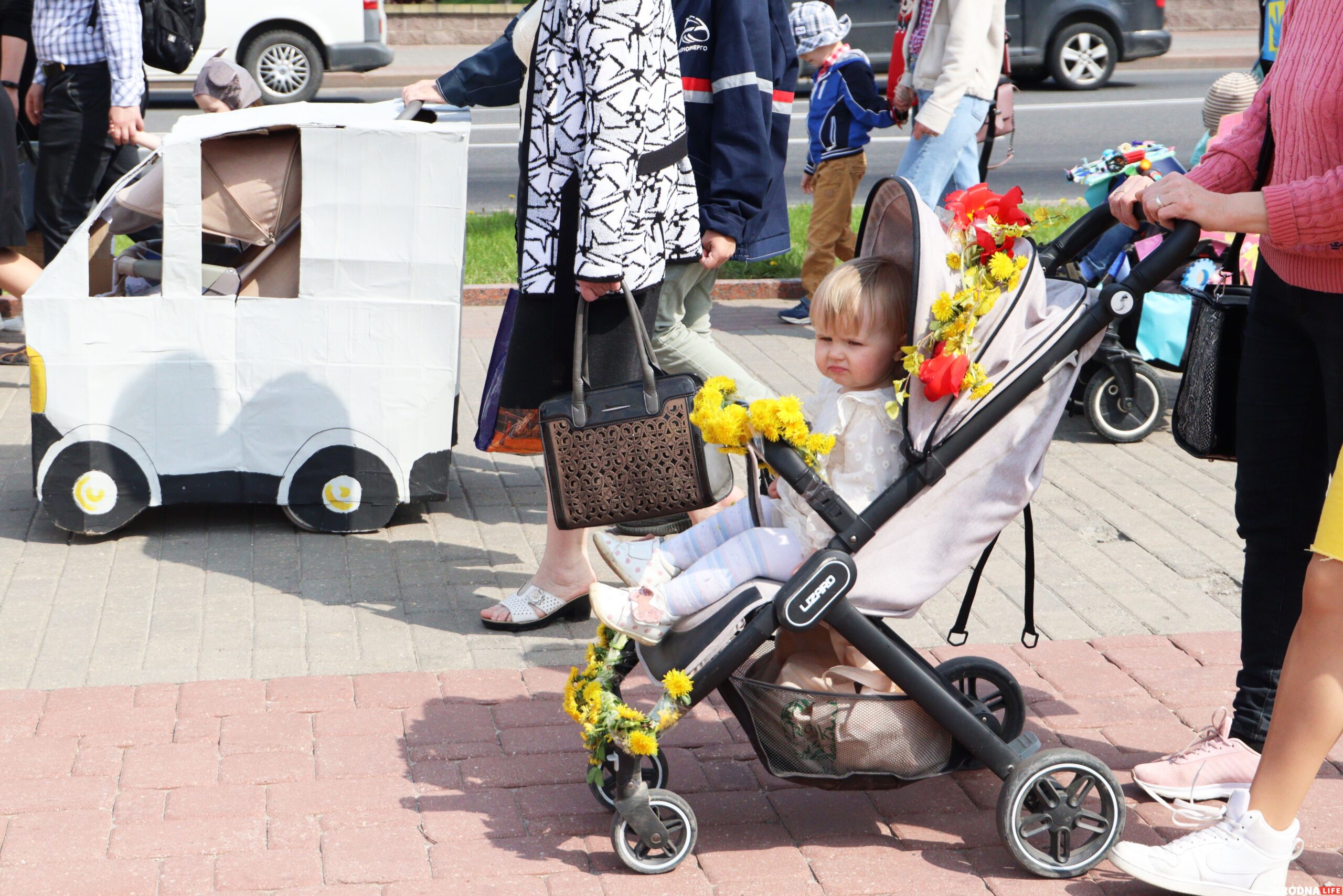 На Дні сям'і ў Гродне дзецям далі патрымаць дубінкі і зброю