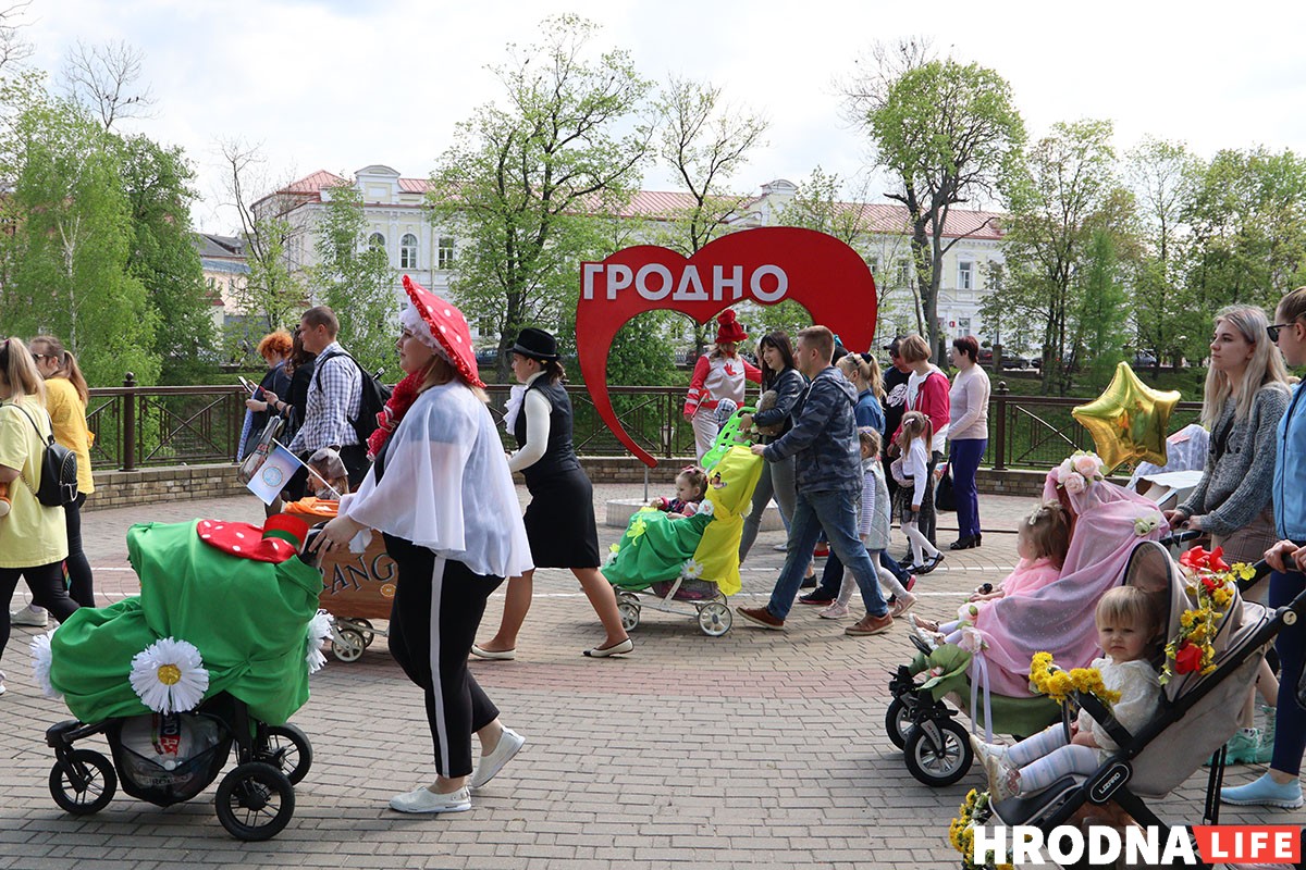 На Дні сям'і ў Гродне дзецям далі патрымаць дубінкі і зброю