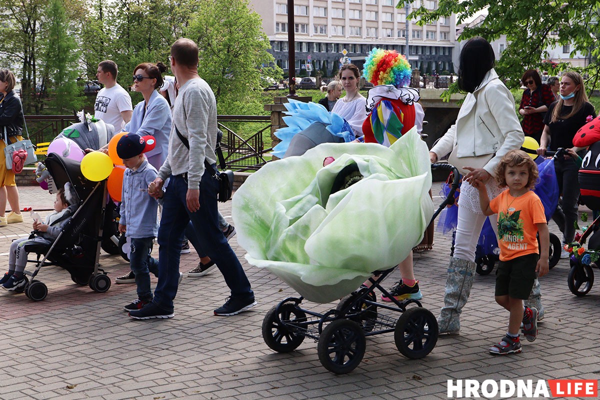 На Дні сям'і ў Гродне дзецям далі патрымаць дубінкі і зброю