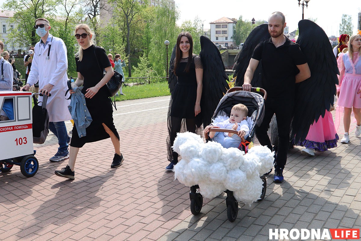 На Дні сям'і ў Гродне дзецям далі патрымаць дубінкі і зброю