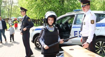 На Дне семьи в Гродно детям дали подержать дубинки и оружие