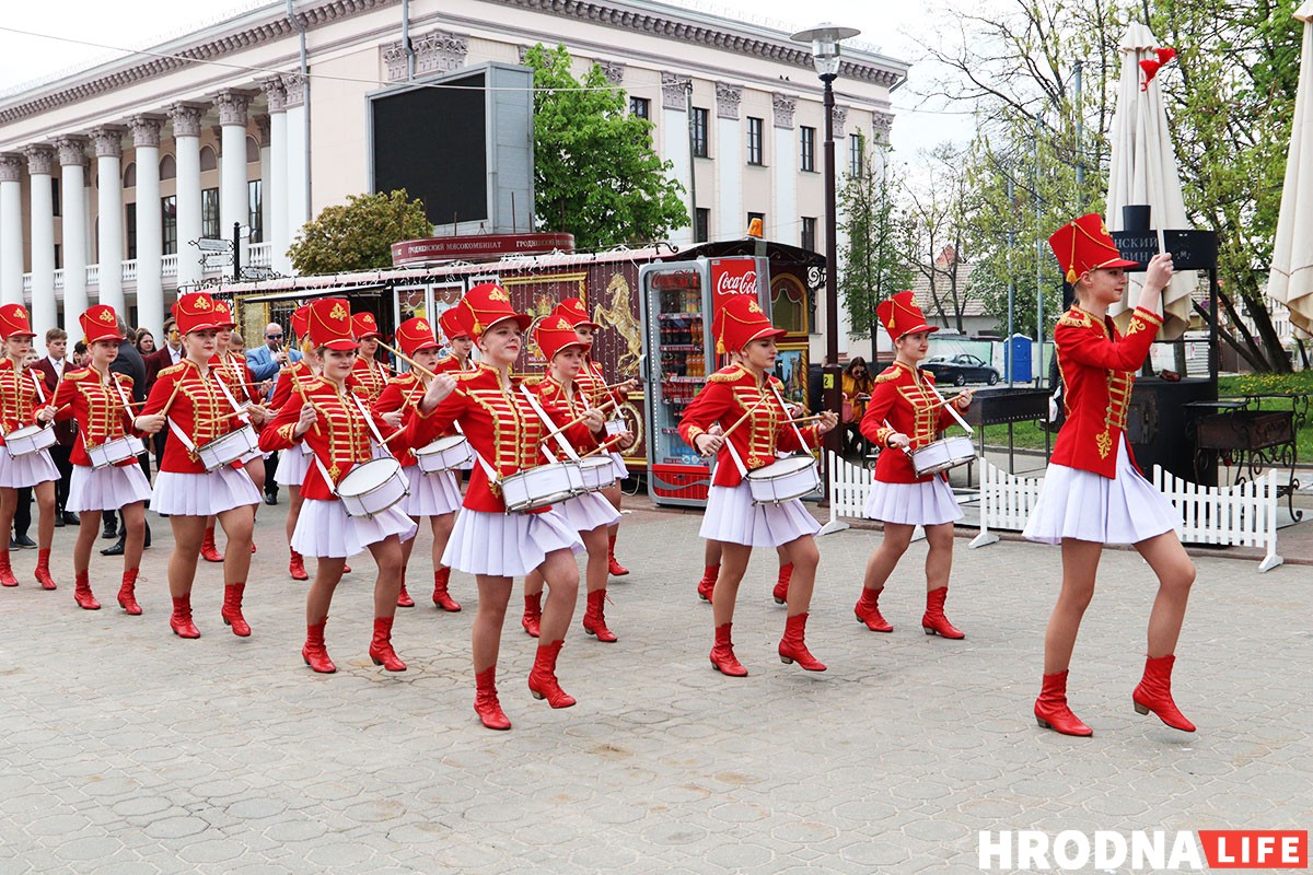 На Дні сям'і ў Гродне дзецям далі патрымаць дубінкі і зброю