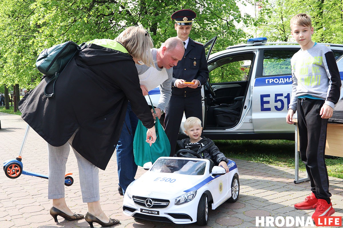 На Дні сям'і ў Гродне дзецям далі патрымаць дубінкі і зброю