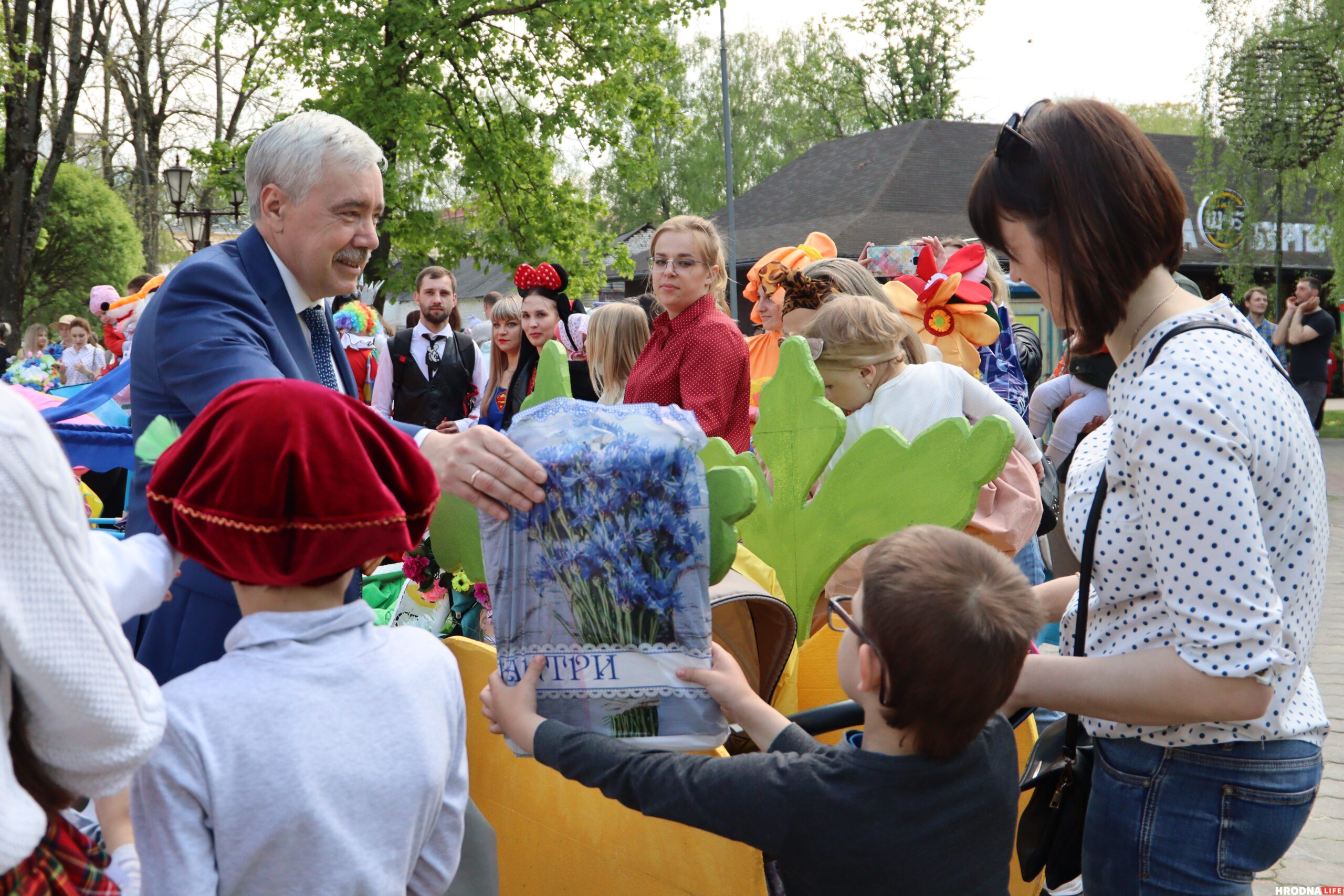 На Дні сям'і ў Гродне дзецям далі патрымаць дубінкі і зброю