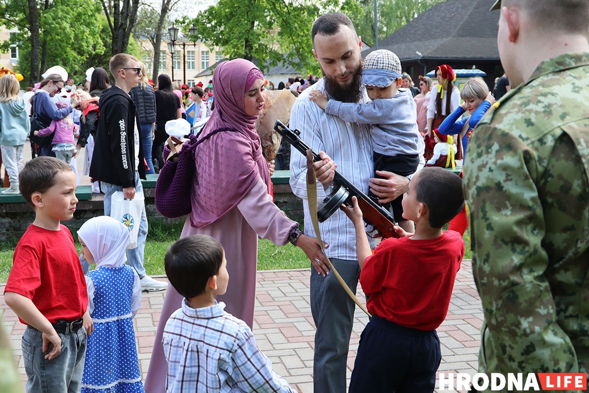 На Дні сям'і ў Гродне дзецям далі патрымаць дубінкі і зброю