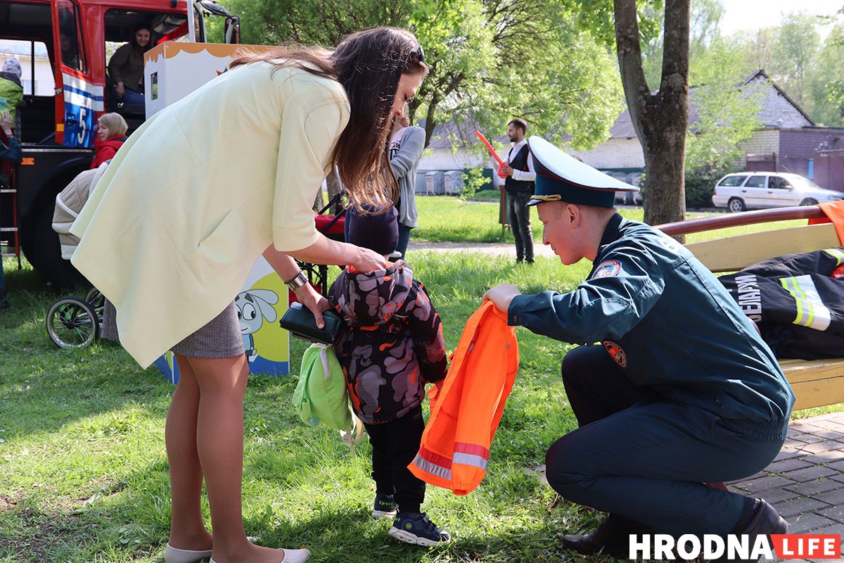 На Дні сям'і ў Гродне дзецям далі патрымаць дубінкі і зброю