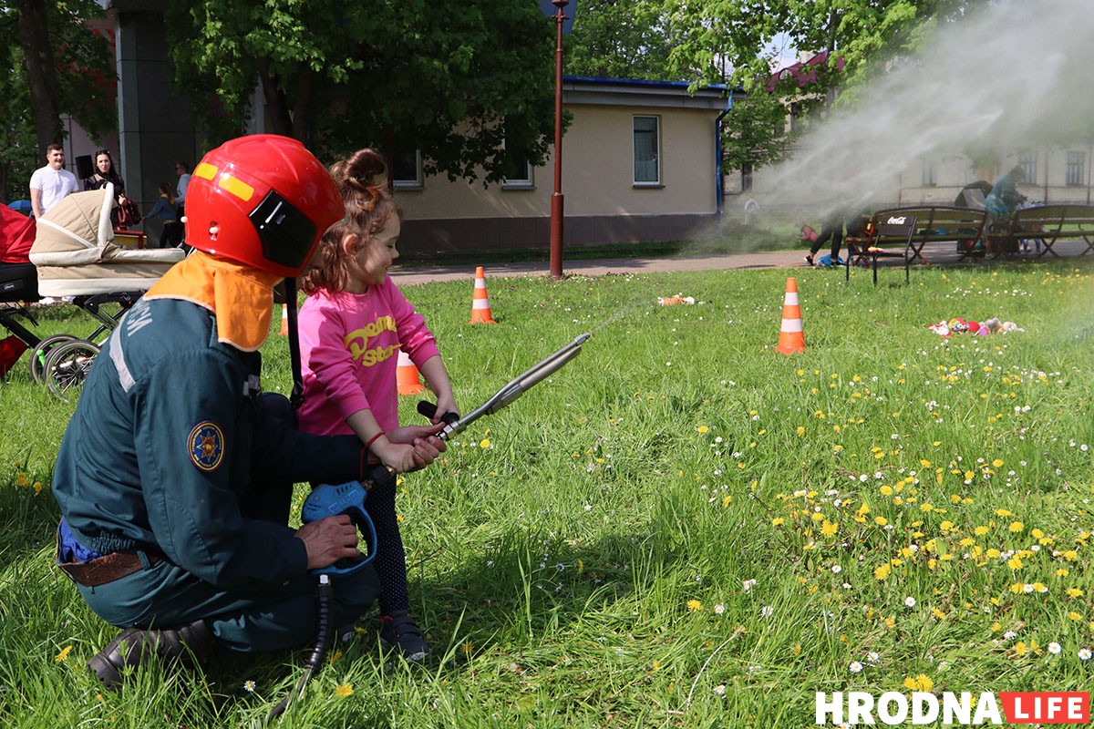 На Дні сям'і ў Гродне дзецям далі патрымаць дубінкі і зброю