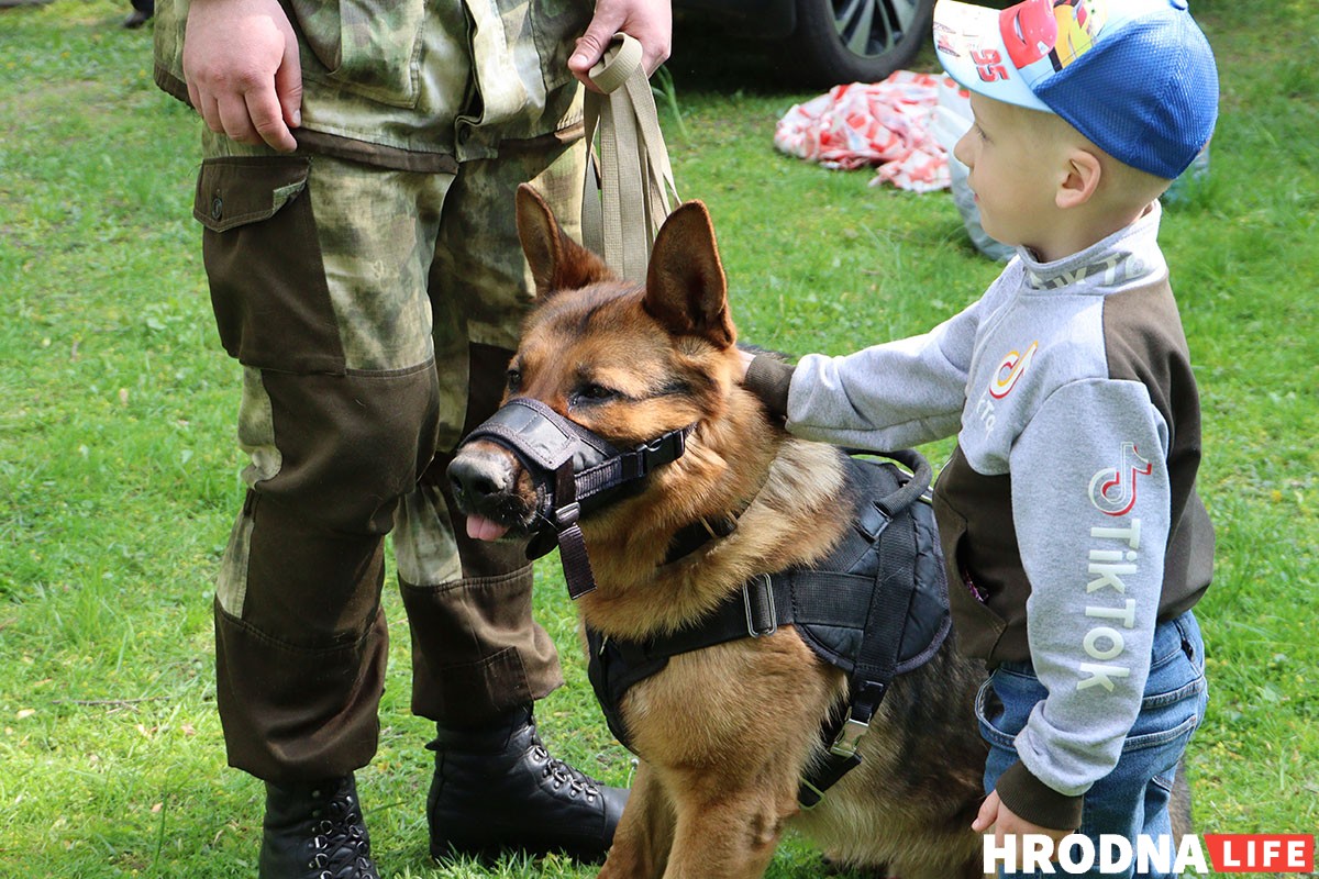 На Дні сям'і ў Гродне дзецям далі патрымаць дубінкі і зброю