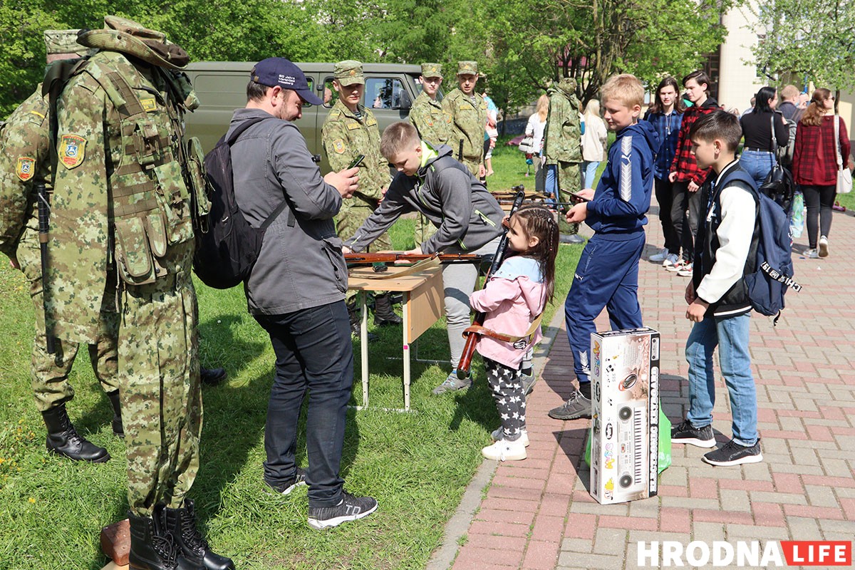 На Дні сям'і ў Гродне дзецям далі патрымаць дубінкі і зброю