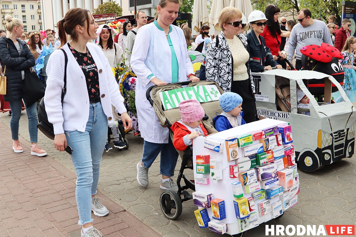 На Дні сям'і ў Гродне дзецям далі патрымаць дубінкі і зброю