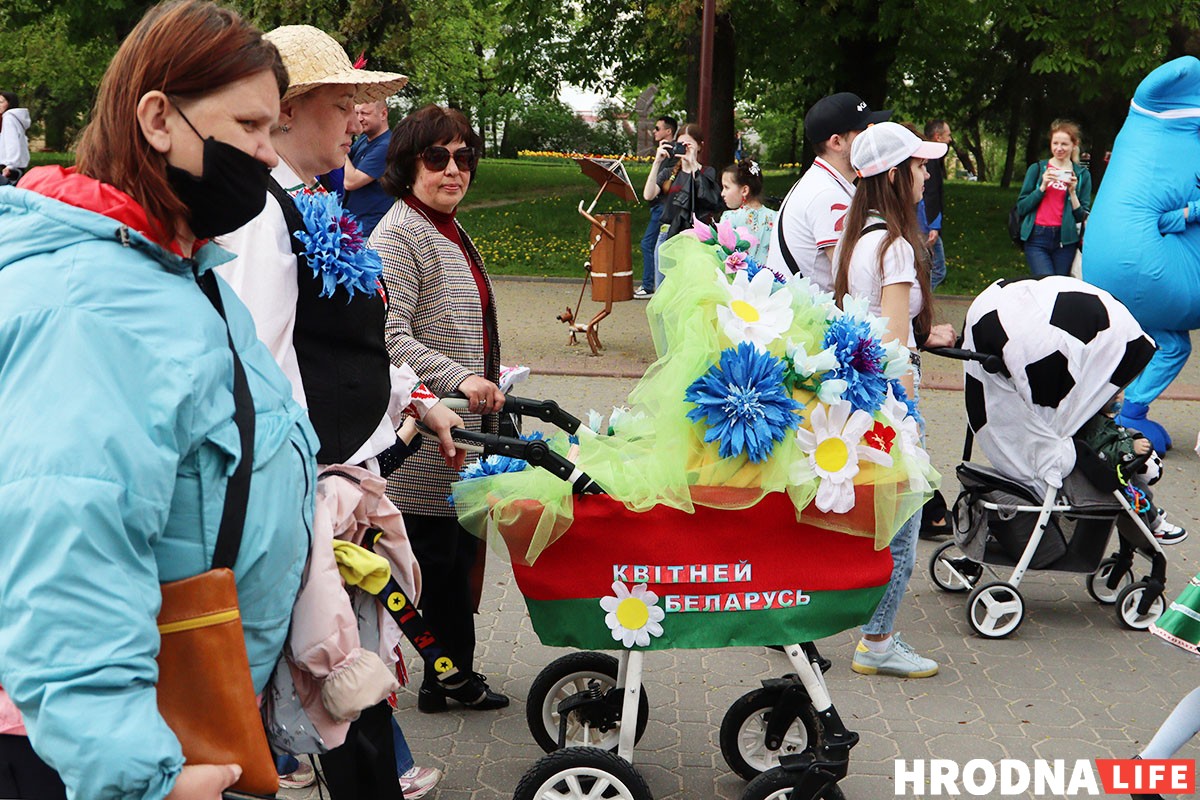 На Дні сям'і ў Гродне дзецям далі патрымаць дубінкі і зброю