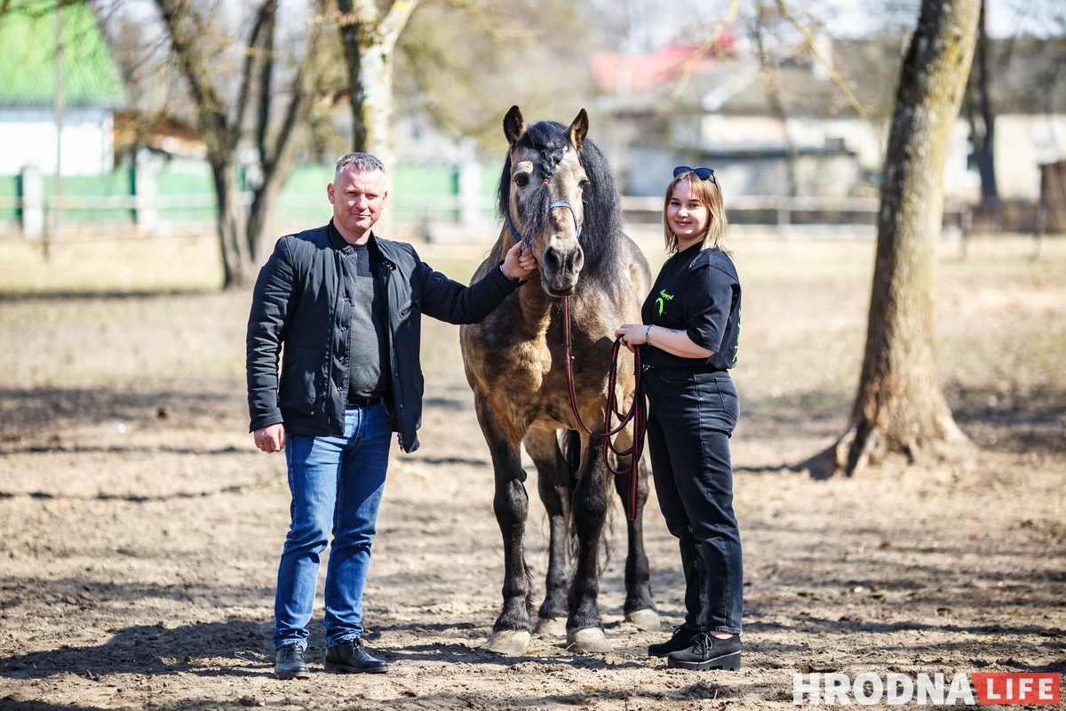 Вадим Гринько и Антонина Мархоцкая с конем Кортиком - неоднократным чемпионом страны и призёром Белагро разных лет. Кортик - один из ветеранов конюшни и отец сегодняшнего абсолютного чемпиона - Закона. Сейчас Кортику 27 лет. В Эйтуны его привезли в 10-летнем возрасте