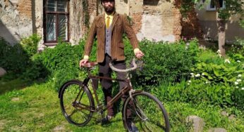 Гродненский экскурсовод на столетнем «Немане» стал участником международного ретровелопробега