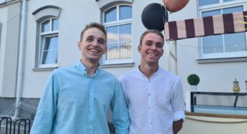 С первого класса — до совместного бизнеса. Два друга открыли тележку с мороженым в центре Гродно