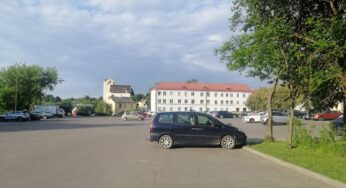 Сквер-скансен или многоуровневый паркинг? Что может появиться вместо парковки на Троицкой