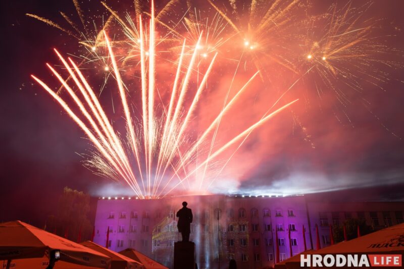 Салют Дня Независимости в Гродно: красно-зеленые цвета и лазерные флаги (фото) Салют Дня Независимости в Гродно: красно-зеленые цвета и лазерные флаги (фото)