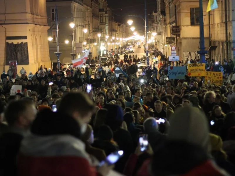 Митинг против войны в Лодзи в один из первых дней конфликта. Фото из чата "Белорусы Лодзи"