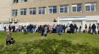 В визовом центре в Гродно прекратили принимать документы по живой очереди. В очереди стояло по 100 человек ежедневно