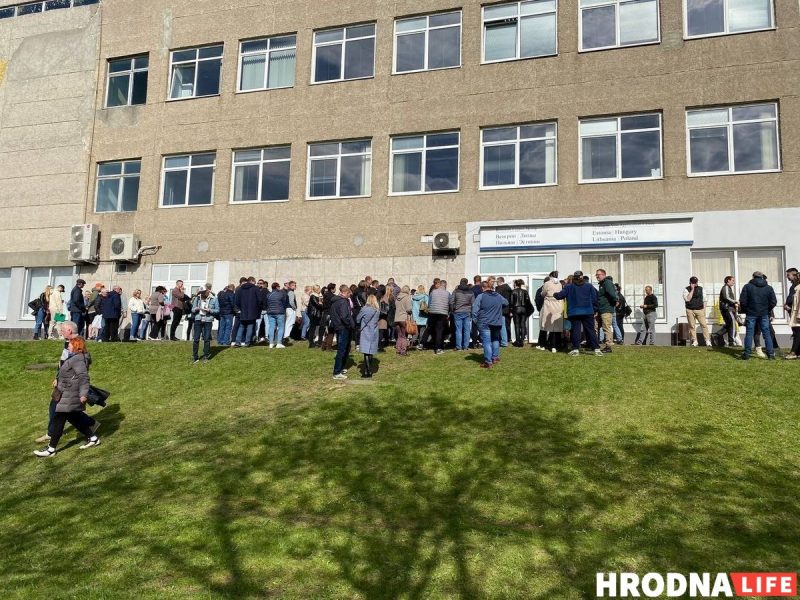 В визовом центре в Гродно прекратили принимать документы по живой очереди. В очереди стояло по 100 человек ежедневно В визовом центре в Гродно прекратили принимать документы по живой очереди. В очереди стояло по 100 человек ежедневно