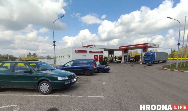 “Постного масла купить пять литров”. Репортаж из приграничной деревни, куда едут литовцы и белорусы Литовские автомобили на заправке "Лукойл" в Гоже. Фото: Hrodna.life Безвиз для литовцев