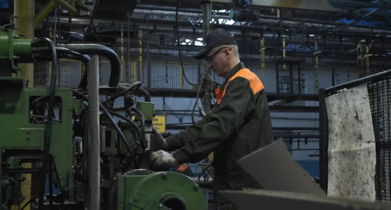 В Гродно за взятку судят тезку начальника “Белкард” В цеху "Белкард". Скриншот Hrodna.life из фильма, посвященного 70-летию ОАО "Белкард"