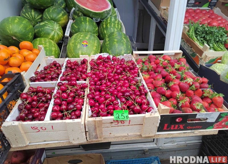 Клубника по 29 рублей, помидоры от 5,5. Что сколько стоит на рынках Гродно Черешня, клубника и арбузы на мини-рынке "Принеманский" ("Брест")