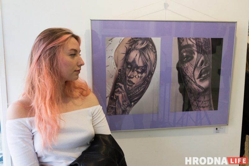 Тату в искусстве и рок сквозь классику. В Гродно татуировщики и музыканты представили совместный арт-проект Полина Ситько занимается татуировкой более трех лет. Работает в стиле реализма в черно-белом цвете. На фота она стоит рядом со своими работами