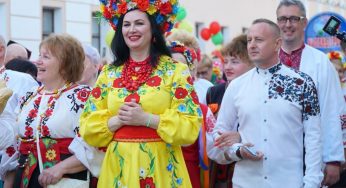 «Каравай гасціннасці» — каждой нации. XIII Фестиваль национальных культур открыла колонна во главе с барабанщиками