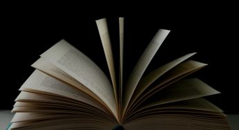 Активистка Бондарева снова ведет войну с книгами. На этот раз — в магазине “Green”